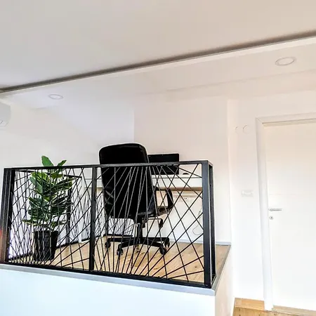 Apartment Spacious & Attractive 600m-7minuta Hoda Od Centra, Mogucnost Za Parking-apartmani-nsmilos